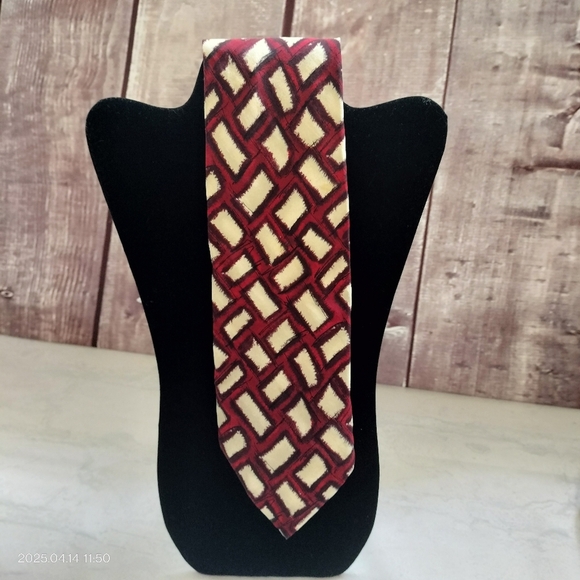 Boss Hugo Boss Silk Geometric Red and Cream Abstract Men's Tie Necktie Italy - Picture 1 of 8
